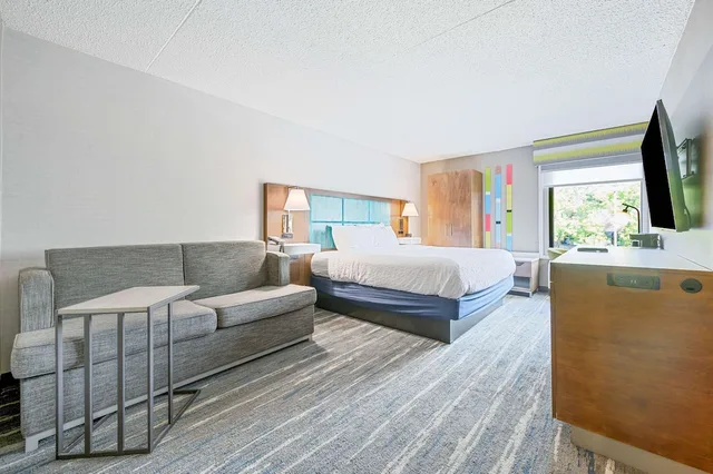 غرفة بسرير كينج مع أريكة، Hampton Inn St. Louis - Westport 2/9