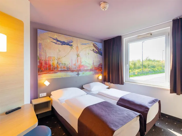 غرفة ثلاثية بسرير مزدوج وسرير فردي، B&B Hotel Dusseldorf-Airport 1/1