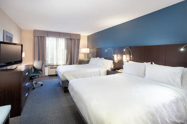 غرفة قياسية بسريرين كوين بحوض استحمام لذوي الإعاقة، Holiday Inn Hotel Suites Tallahassee Conference Center N 1/4