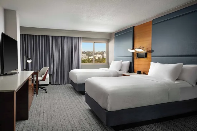غرفة بسريرين مزدوجين مع أريكة، Courtyard Los Angeles Century City Beverly Hills 1/3