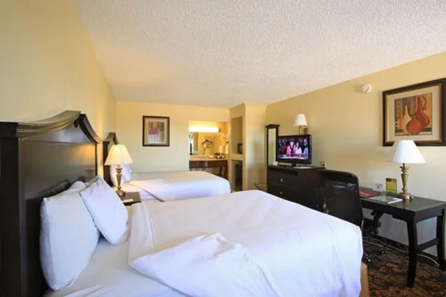 غرفة بسريرين مزدوجين للمدخنين، Plaza Inn 2/3