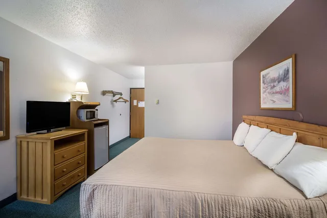 غرفة بسرير كوين لذوي الإعاقة، Rodeway Inn Gateway to Medora T-Roosevelt & Makoshika State Park 1/4