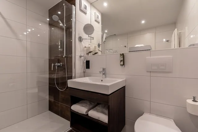 غرفة عائلية بسرير كوين مع أريكة، Augsburg Hotel Sonnenhof 1/3