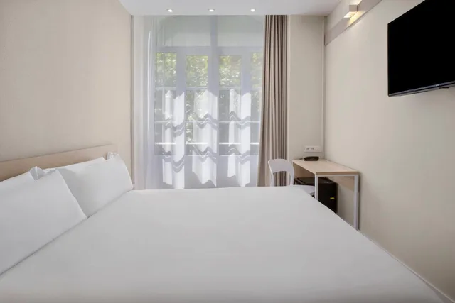 Plus, Double Bed, B&B HOTEL Figueira da Foz 1/4