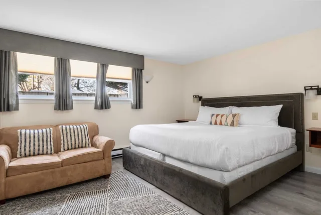 Basement, Studio, King Bed, Sofa، The Beverly 2/7