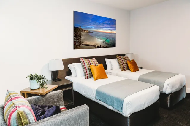Room, Single, Twin Beds, Coniston Hotel Wollongong 1/2