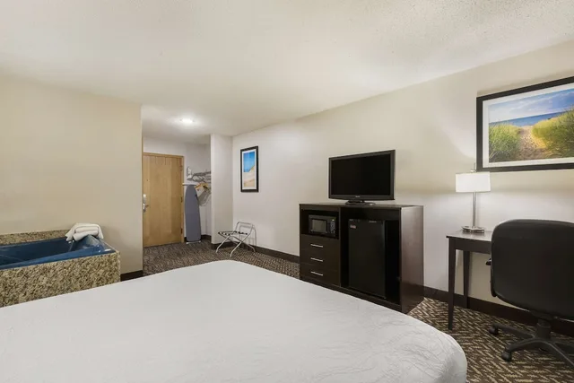 غرفة قياسية بسرير كوين بحوض جاكوزي، Best Western Indian Oak 1/4
