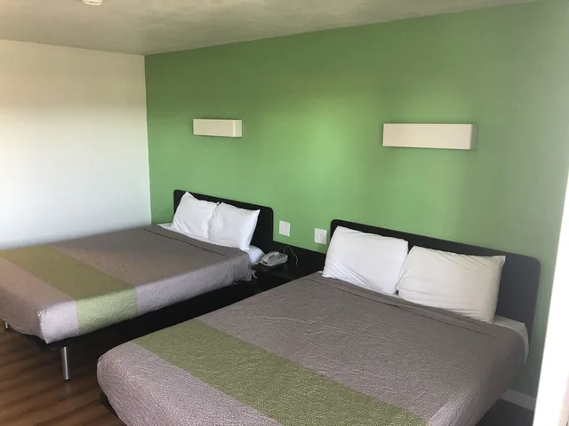 غرفة قياسية بسريرين كوين لذوي الإعاقة، Motel6 Barstow, CA 2/8