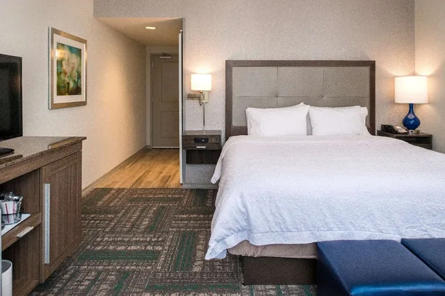 Executive, King Bed, Hampton Inn & Suites North Huntingdon-Irwin 2/4