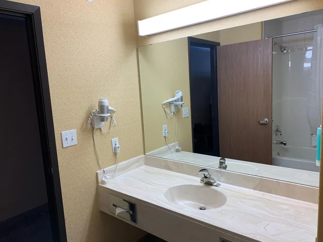 جناح بسرير كوين، Merit Hotel And Suites 8/10