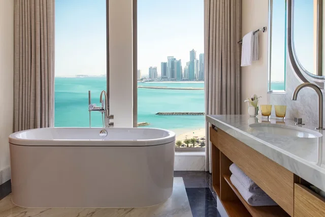 غرفة غراند ديلوكس بسرير كينج بإطلالة على البحر بشرفة، The St. Regis Doha 6/6