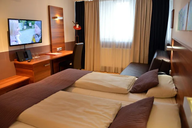 Room, Quadruple, Twin Beds, Sofa, Arthotel Munich 4/6
