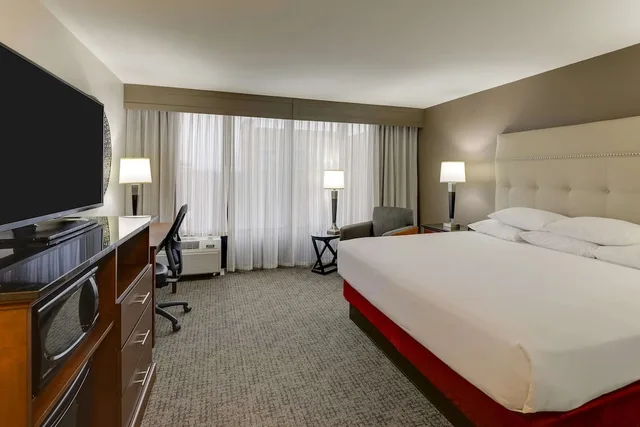 غرفة ديلوكس بسرير كينج في طابق مرتفع، Drury Inn & Suites Columbus Dublin 1/3
