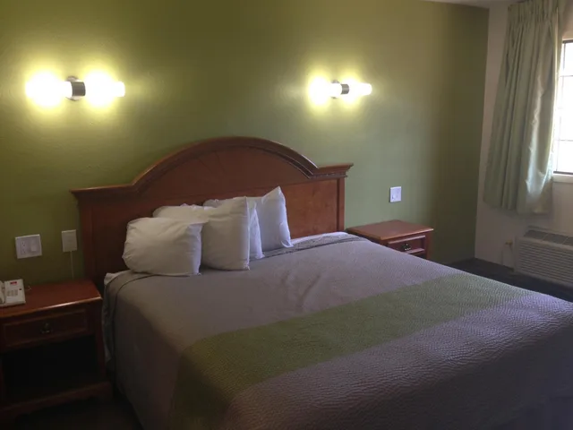 غرفة بسرير كينج، Red Carpet Inn New Brunswick 1/5