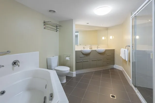 شقة بسرير كينج بإطلالة على المسبح بغرفة نوم واحدة، Oaks Hervey Bay Resort and Spa 3/5