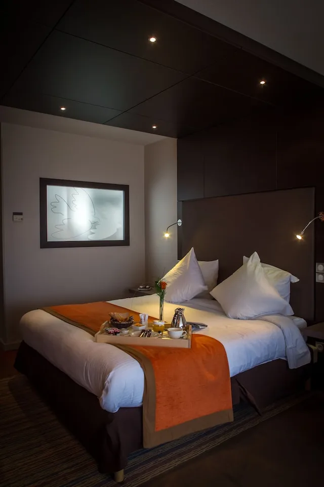 غرفة قياسية بسرير كوين، Hotel Spa Vatel 1/2