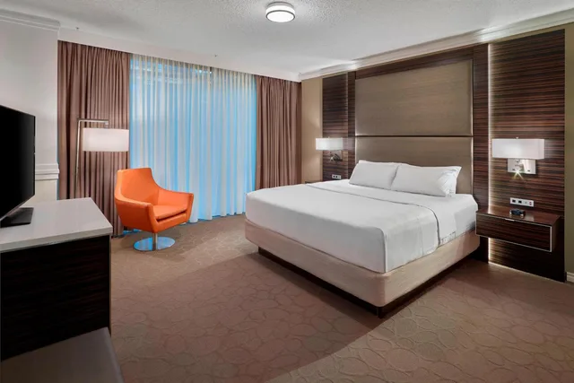 1 Bedroom, Suite, King Bed, Delta Hotels By Marriott Edmonton Centre Suites 2/9