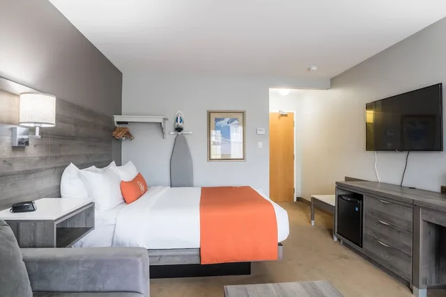 غرفة قياسية بسرير كوين مع أريكة في الطابق الأرضي، Amsterdam Inn & Suites Moncton 1/4