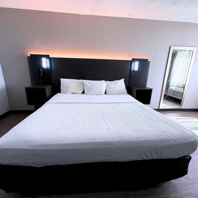 1 King Bed - Non-Smoking, Micfridge، Motel6 Elkhart, IN 2/10