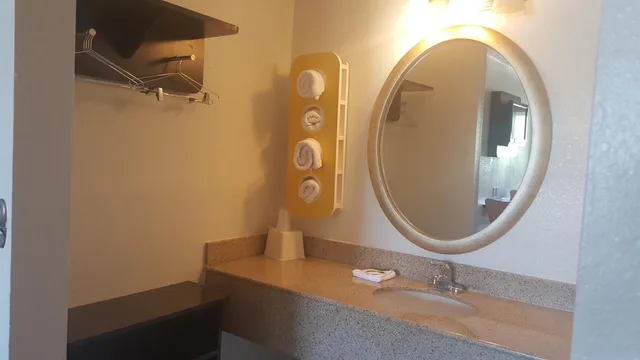 غرفة بسرير كينج للمدخنين، Motel6 Columbus, OH - OSU 6/6