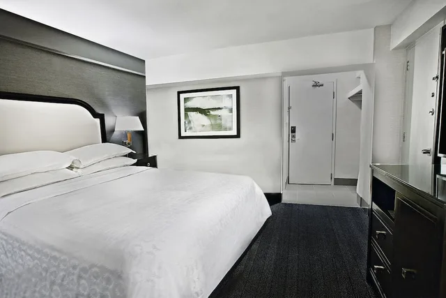 City, Queen Bed, Sheraton Fallsview Hotel 2/6