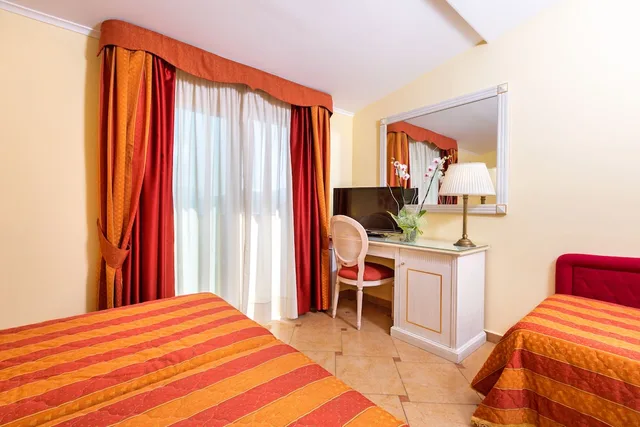 Classic, Triple, 1 Double and 1 Single Bed, Partial Sea View, La Vue D' Or 4/6