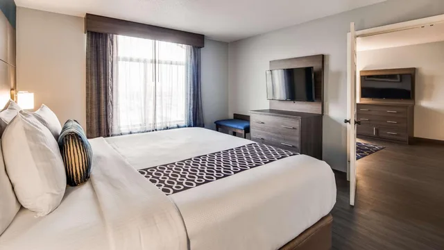 جناح بسرير كينج مع أريكة، Best Western Plus Champaign/Urbana Inn 1/7
