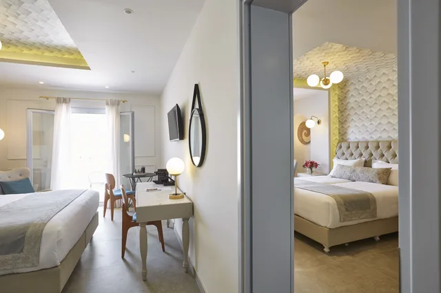 غرفة عائلية بسرير كينج وسريرين منفصلين بإطلالة على المسبح بغرفتي نوم بحوض استحمام، De Sol Hotel and Spa 1/9