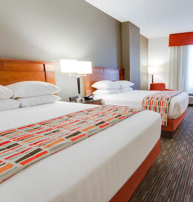 جناح بسريرين كوين بغرفتين مع أريكة في طابق مرتفع، Drury Inn and Suites Greenville 1/3