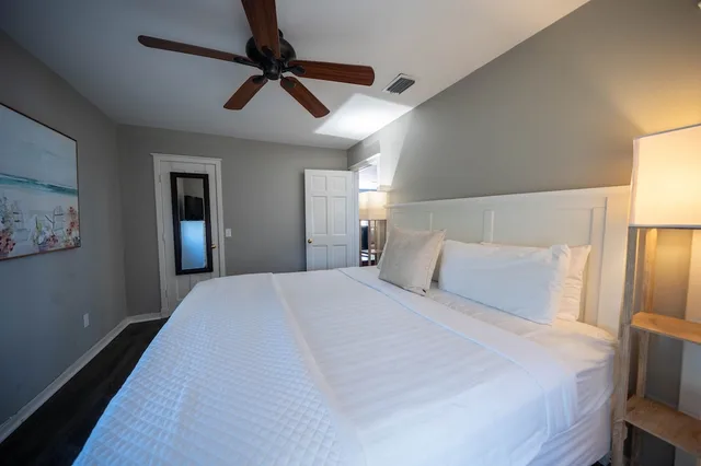 كوخ بسرير كينج وسرير كوين بإطلالة على الشاطئ، Elizabeth Pointe Lodge 1/10