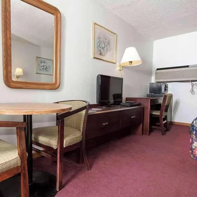 غرفة بسرير كينج، OAK GROVE INN 2/3