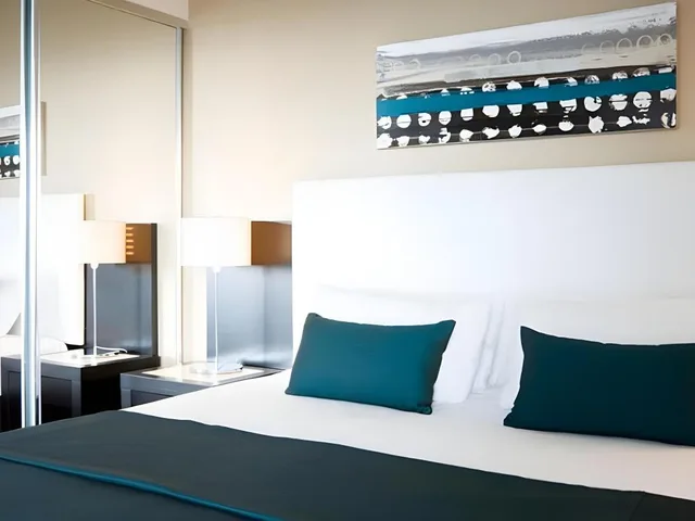 غرفة بسرير كينج وسريرين منفصلين بغرفتي نوم، Mantra Sierra Grand Broadbeach 3/4