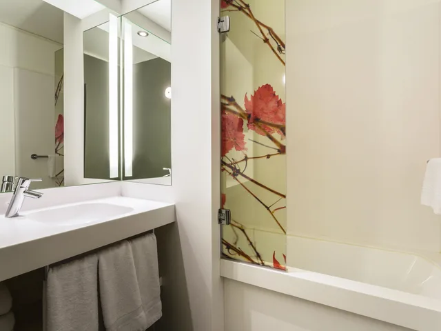 غرفة قياسية بسريرين منفصلين مع أريكة، Mercure Bordeaux Centre Hotel 6/6