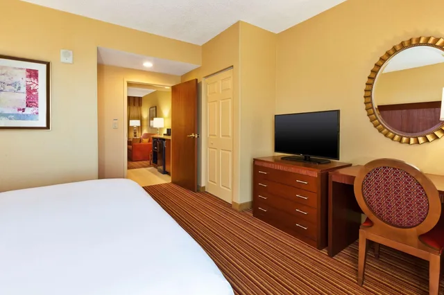 جناح لذوي الإعاقة، Embassy Suites by Hilton Norman Hotel and Conference Center 3/4