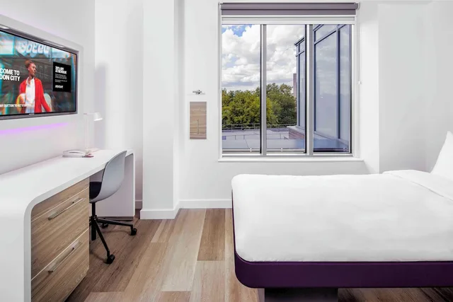 غرفة بريميوم بسرير كوين، YOTEL London City, Select by Hilton 1/14