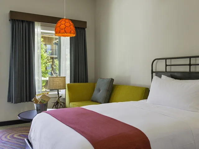 غرفة ديلوكس بسرير كينج بإطلالة على الفناء، Lone Star Court A Valencia Hotel 1/6