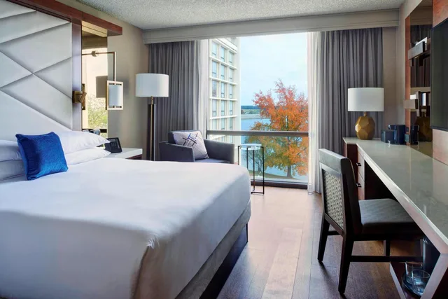 غرفة بسرير كينج أو سرير مزدوج، Kansas City Airport Marriott 1/7