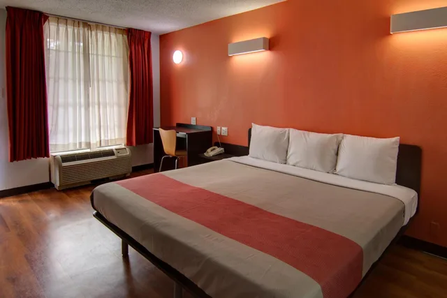 1 King Bed - Mobility Access RI Shwr Smk، Motel6 West Monroe, LA 1/10