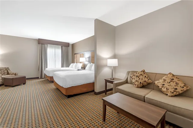 غرفة بسريرين كوين مع أريكة بمطبخ صغير، Best Western Plus Hinton Inn and Suites 2/3