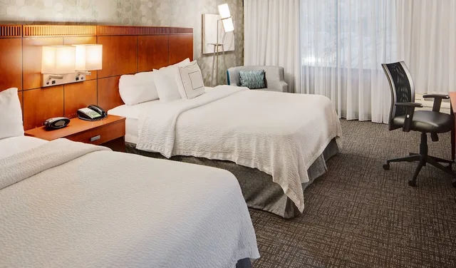 غرفة بسريرين كوين لذوي الإعاقة، Courtyard by Marriott West Homestead Waterfront 2/4