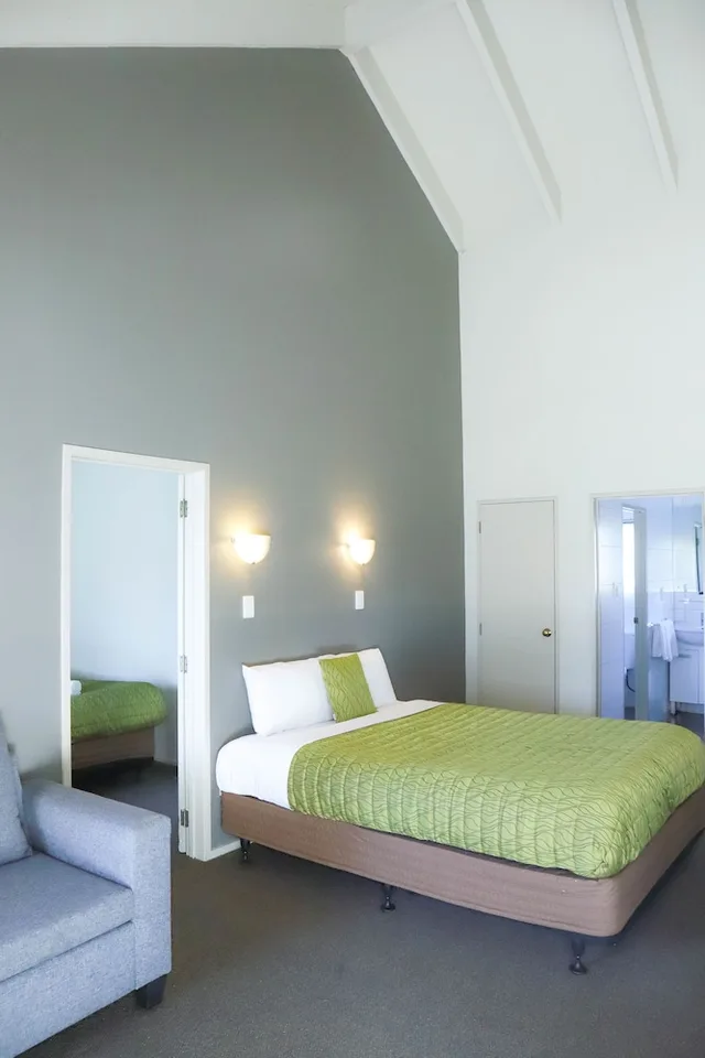 Spa, Family, 2 Queen Beds, Airport Manor Inn 1/10