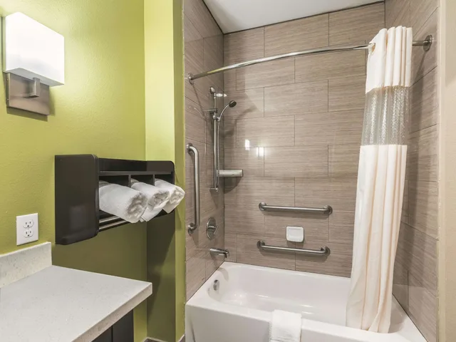 غرفة بسرير كينج مع أريكة لذوي الإعاقة، La Quinta Inn & Suites by Wyndham Tyler - University Area 7/8