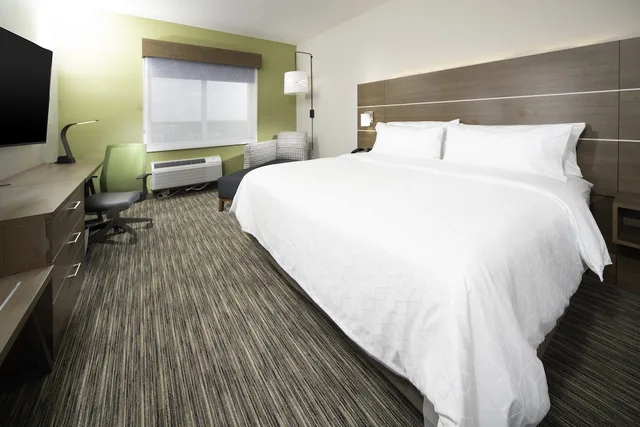 جناح استوديو بسرير كينج مع أريكة لذوي الإعاقة، Holiday Inn Express & Suites Fort Myers Airport 3/6