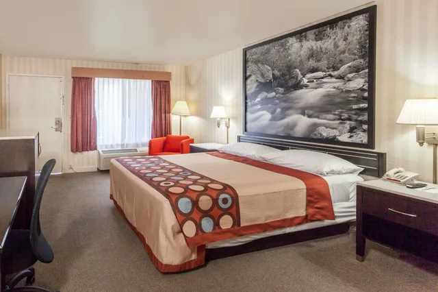 غرفة قياسية بسرير كينج لذوي الإعاقة، Super 8 by Wyndham Anaheim/Disneyland Drive CA 1/6