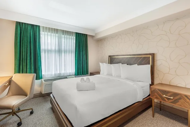 غرفة بسرير كوين مع أريكة، Velora Hinton, an Ascend Hotel Collection 3/5