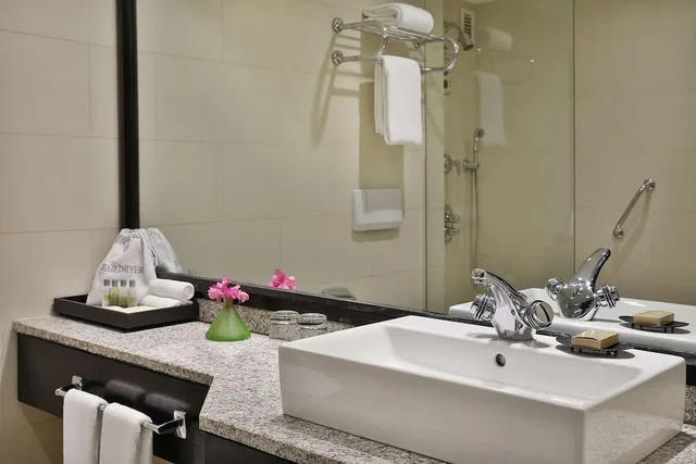 غرفة بسرير كينج بإطلالة على المسبح، Hilton Cairo Heliopolis 7/15