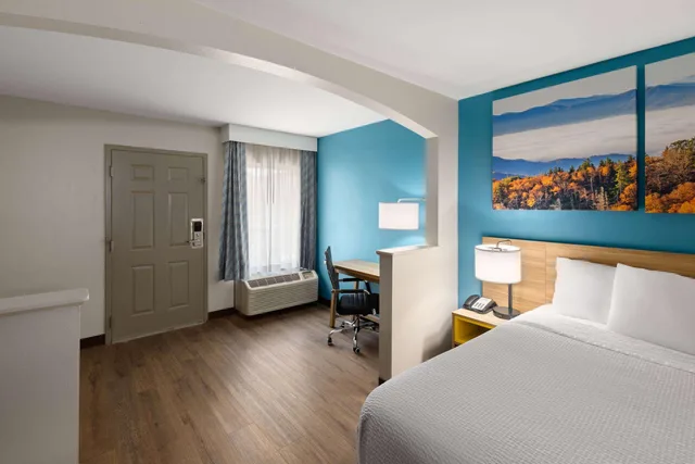 Room, King Bed, Smoking, Days Inn By Wyndham Clarksville North 1/2