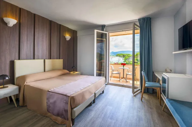 غرفة سوبيريور بسرير مزدوج بشرفة بإطلالة جزئية على البحر، Hotel Riva Del Sole 1/3