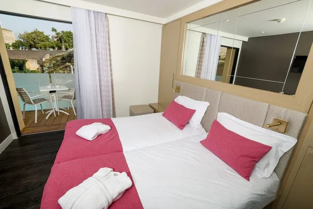 غرفة سوبيريور بسريرين منفصلين بإطلالة على الحديقة، Hotel Saint Christophe Calvi (ex Saint Christophe Corsica) 3/5