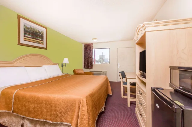 غرفة قياسية بسرير كينج للمدخنين، Travelodge by Wyndham Cordele 1/5